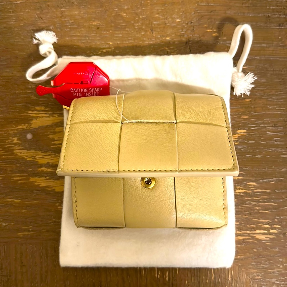 Bottega veneta leather wallet. Never used comes with certificate